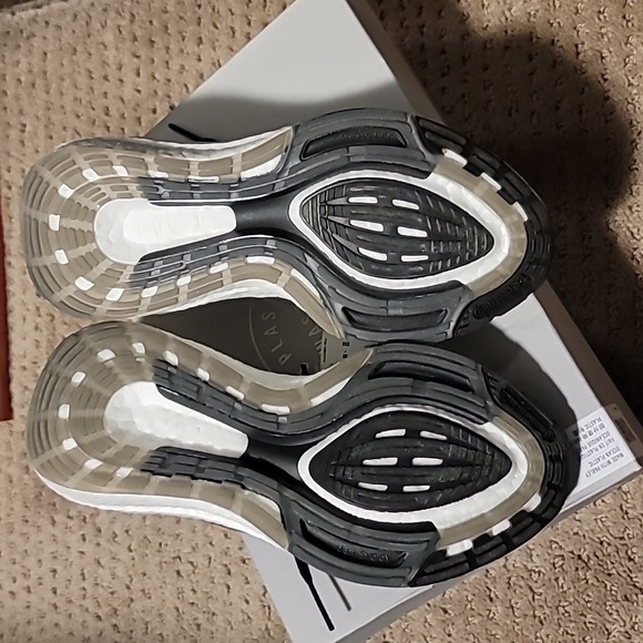 Girls Adidas Ultraboost - Picture 3 of 5